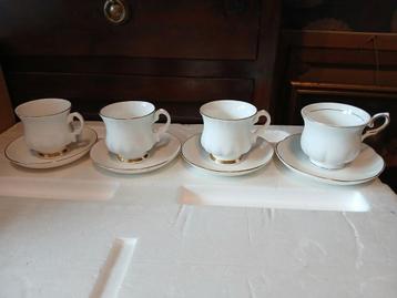 Wit porseleinen koffiekop met schotels.  beschikbaar voor biedingen