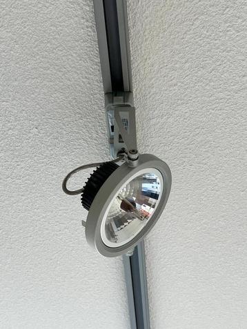 Rail met 3 industriële spots beschikbaar voor biedingen