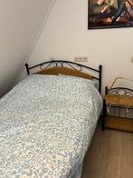 2 persoonsbed, 140x200 met 1 nachtkastje, Ophalen, Zo goed als nieuw, Tweepersoons