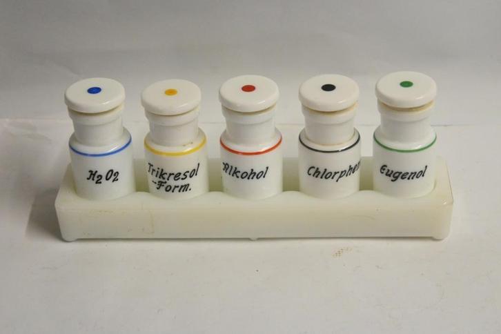 Becht Derfla apotheek medicijn flesjes persglas opaline glas, Verzamelen, Overige Verzamelen, Gebruikt, Ophalen of Verzenden