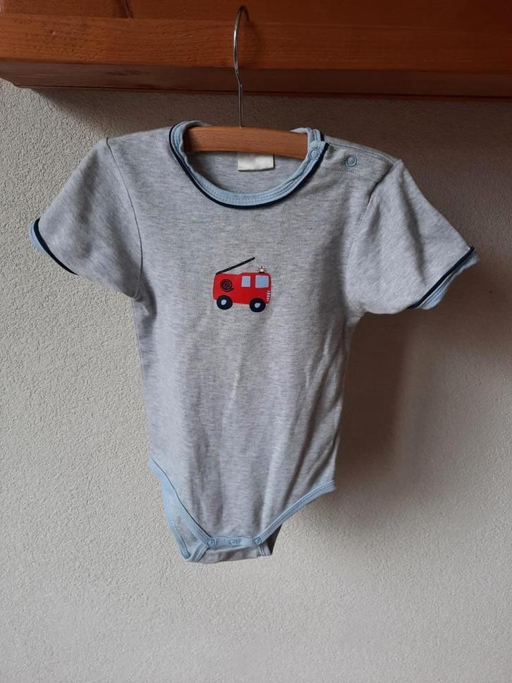 Leuke Grijze Korte Mouwen Romper Brandweerwagen Maat 98-104, Kinderen en Baby's, Kinderkleding | Maat 98, Gebruikt, Jongen, Nacht- of Onderkleding