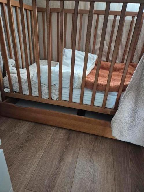 Ledikant van Petiteamelie kleur Walnoot. Aerosleep matras., Kinderen en Baby's, Babywiegjes en Ledikanten, Zo goed als nieuw, Ledikant