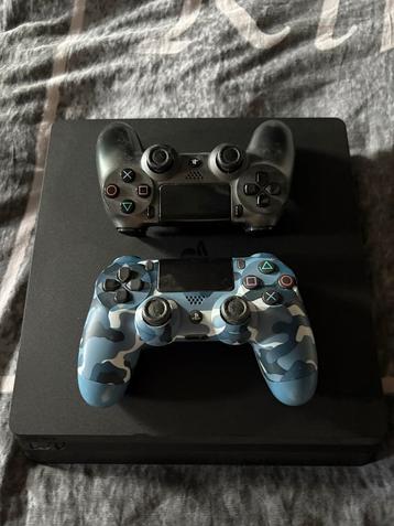 PS4 Slim met 2 controllers beschikbaar voor biedingen
