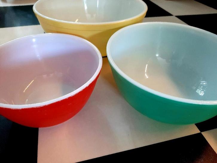 Set van 3 grote gekleurde vintage Pyrex ovenschalen, Antiek en Kunst, Curiosa en Brocante, Ophalen of Verzenden