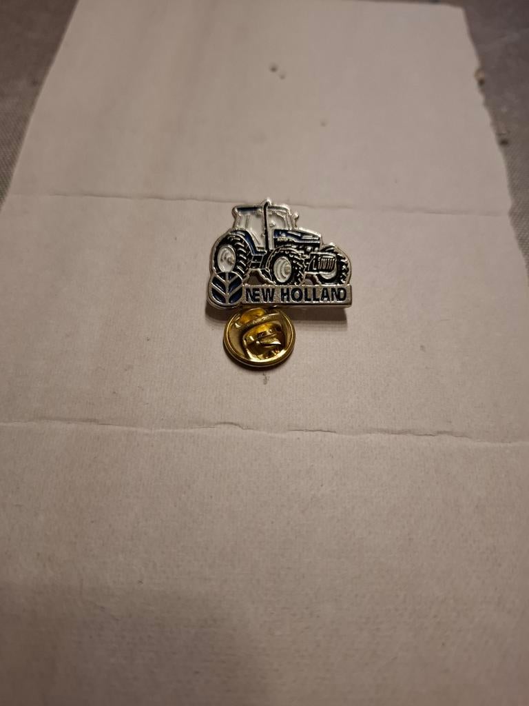 Pin.  Tractor. NEW. HOLLAND, Ophalen of Verzenden, Zo goed als nieuw, Transport