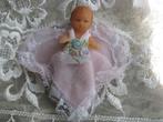 Vintage Miniatuur Popje / Baby in Roze Deken met Bloemetjes, Verzamelen, Poppenhuizen en Toebehoren, Verzenden, Gebruikt, Popje
