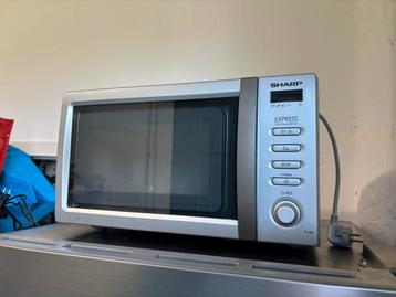 Kleine Magnetron Sharp - 800 Watt - Werkt Goed - Schoon beschikbaar voor biedingen
