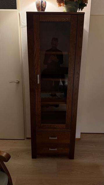 Houten vitrinekast met lades beschikbaar voor biedingen