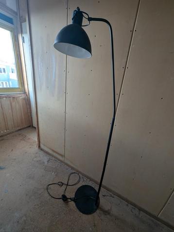 Zwarte industriële vloerlamp met verstelbare kap beschikbaar voor biedingen
