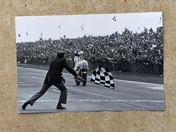 Org z/w foto 20x30 cm winnaar Wil Hartog TT Assen 25-06-1977 beschikbaar voor biedingen