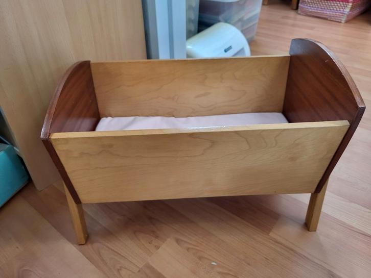 Houten poppenbedje, Kinderen en Baby's, Speelgoed | Poppen, Zo goed als nieuw, Overige typen, Ophalen