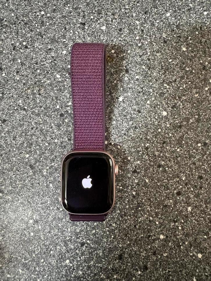 Apple Watch Series 10 - Paars bandje, zo goed als nieuw!, Sieraden, Tassen en Uiterlijk, Smartwatches, Zo goed als nieuw, iOS