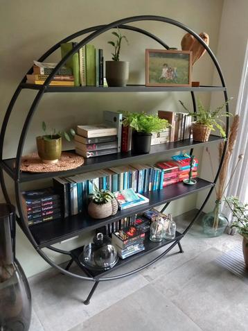 Grote metalen wandkast/boekenkast beschikbaar voor biedingen