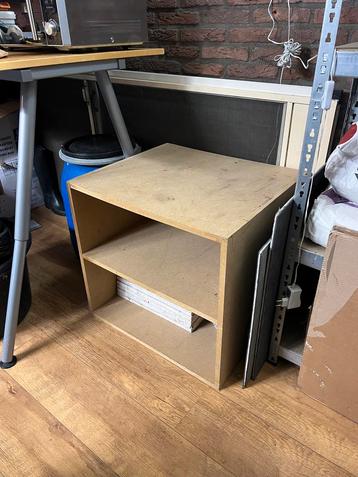 Houten kastje met plank beschikbaar voor biedingen