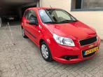 Chevrolet Aveo 1.2 16V 3D 2010 Rood Nwe APK!, Auto's, Voorwielaandrijving, Aveo, 4 cilinders, 400 kg