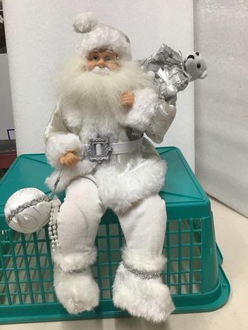 Wit geklede zittende kerstman beschikbaar voor biedingen