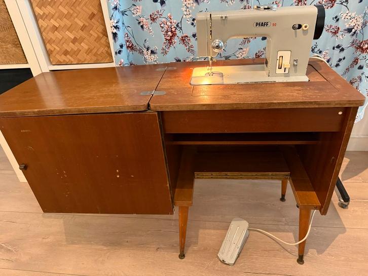 Pfaff 90 Naaimachine met Inklapbare Tafel - 1960, Hobby en Vrije tijd, Naaimachines en Toebehoren, Gebruikt, Naaimachine, Pfaff