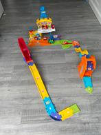 Vtech toet toet racebaan met twee auto’s autobaan, Ophalen of Verzenden, Zo goed als nieuw, 6 maanden tot 2 jaar