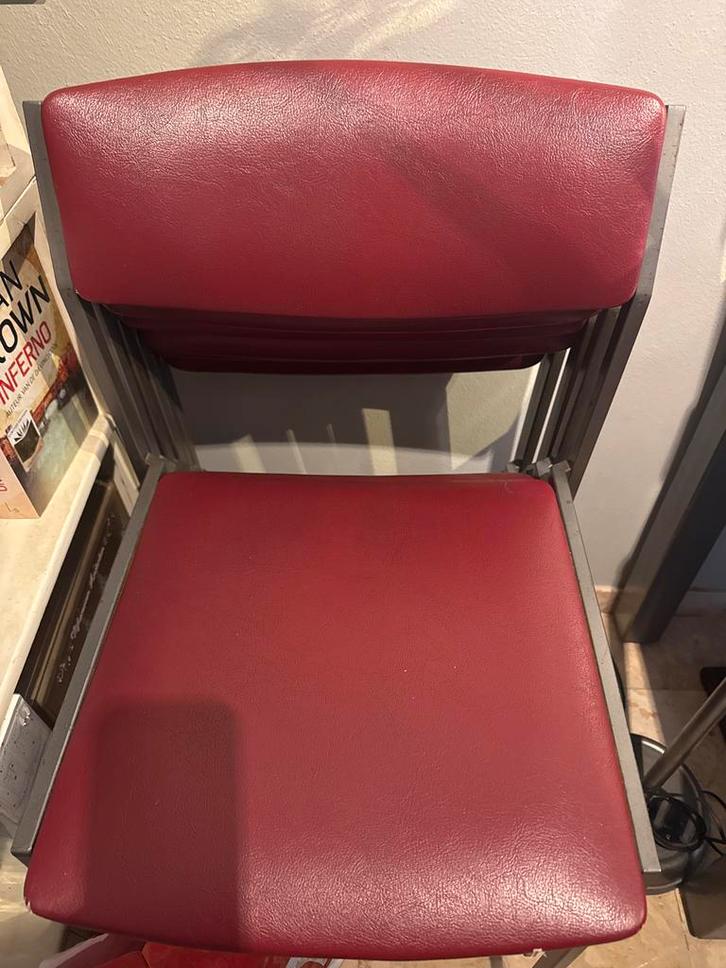 Rode Stapelbare Stoel - Ideaal voor Bezoek!, Huis en Inrichting, Stoelen, Gebruikt, Eén, Metaal, Rood, Ophalen