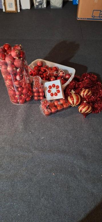 Rode kerstballen  beschikbaar voor biedingen