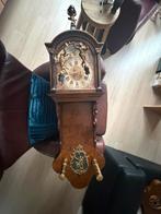 FRIESE STAARTKLOK MET TWEE GEWICHTEN COMPLEET UIT ERFENIS, Antiek en Kunst, Antiek | Klokken, Ophalen of Verzenden
