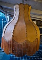 Vintage lampenkap van leer., Huis en Inrichting, Lampen | Lampenkappen, Ophalen of Verzenden, Zo goed als nieuw, Rond