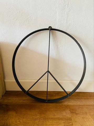 Zwaar smeedijzer Peaceteken beschikbaar voor biedingen