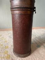 Koker. Hout/ metaal. Hoogte 35 cm. Doorsnee 14,5 cm. Oud., Huis en Inrichting, Woonaccessoires | Paraplubakken, Ophalen of Verzenden