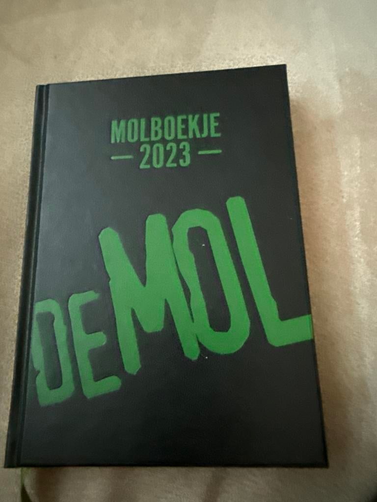 Wie is de Mol? - Wie is de Mol? - Molboekje 2023, Boeken, Film, Tv en Media, Zo goed als nieuw, Ophalen of Verzenden