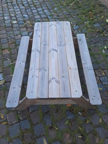 Kinderpicknicktafel met Zand- en Waterbakken beschikbaar voor biedingen