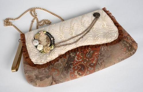 Vintage damestasje/clutch met versiering, Sieraden, Tassen en Uiterlijk, Tassen | Damestassen, Gebruikt, Avondtasje, Beige, Ophalen of Verzenden
