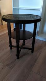 Tafel met versierd metalen blad, Gebruikt, Rond, 55 tot 75 cm, Hout