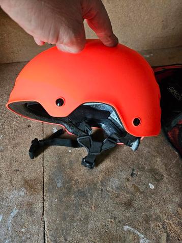 Stoere veiligheidshelm plus veiligheidsset beschikbaar voor biedingen