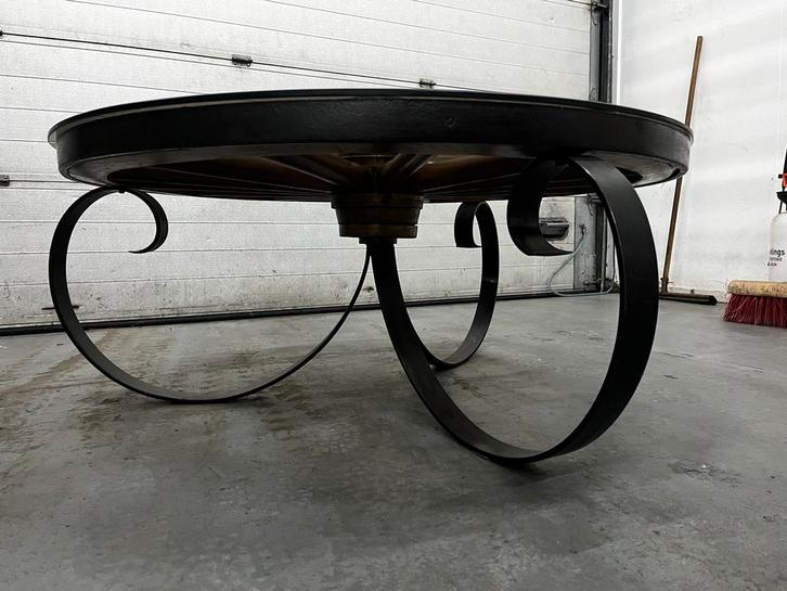 Oude houten wagenwiel tafel met glazen plaat, Huis en Inrichting, Tafels | Salontafels, Gebruikt, Minder dan 50 cm, 50 tot 100 cm