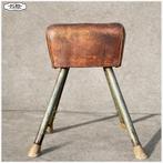 Oude turnbok met metalen poten, Ophalen