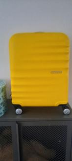 American Tourister Wavebreaker Spinner 55 - Geel, Ophalen, Uitschuifbare handgreep, 50 tot 60 cm, Hard kunststof