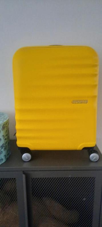 American Tourister Wavebreaker Spinner 55 - Geel beschikbaar voor biedingen