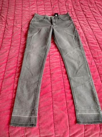 Spijkerbroek beschikbaar voor biedingen