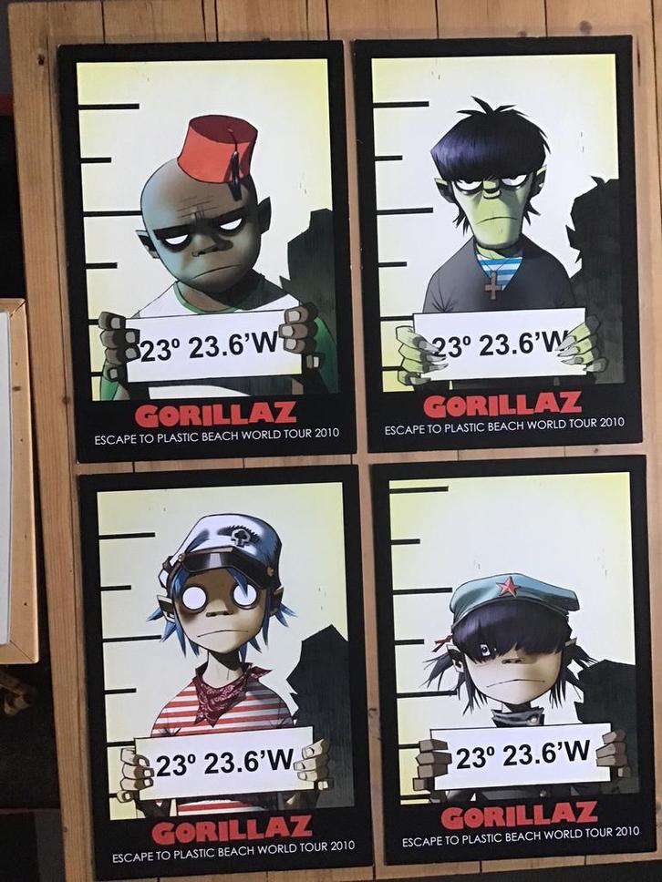 Escape to plastic beach Gorillaz posterset 5stuks 2010 nieuw, Verzamelen, Posters, Nieuw, Muziek, A1 t/m A3, Rechthoekig Staand