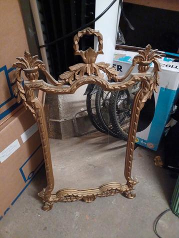 Gouden Spiegel met Ornamenten beschikbaar voor biedingen