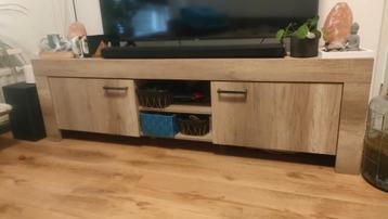Tv kast beschikbaar voor biedingen