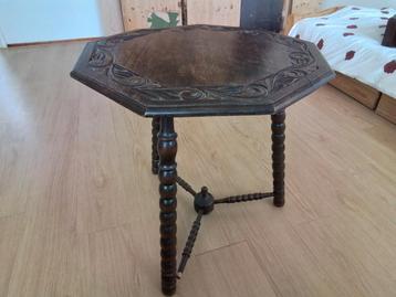 Bloementafel met sierlijke details beschikbaar voor biedingen