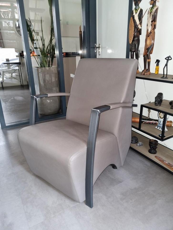 Moderne leren stoel, kleur taupe, stalen frame in nieuwstaat, Huis en Inrichting, Fauteuils, Zo goed als nieuw, Leer, 50 tot 75 cm