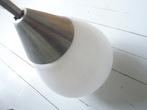Fraaie stijlvolle hanglamp met melkglas bol., Jaren 50, Glas, Gebruikt, 50 tot 75 cm