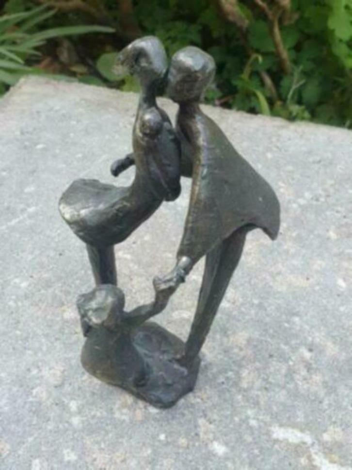 beeldje  gezin Corry Ammerlaan  Vader moeder baby en dochter, Antiek en Kunst, Kunst | Beelden en Houtsnijwerken, Ophalen