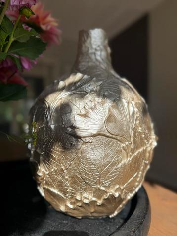 Champagnekleurige Vaas met Bladeren Reliëf beschikbaar voor biedingen