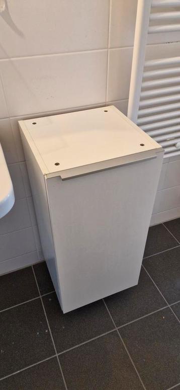 (Badkamer) kastje met planken beschikbaar voor biedingen