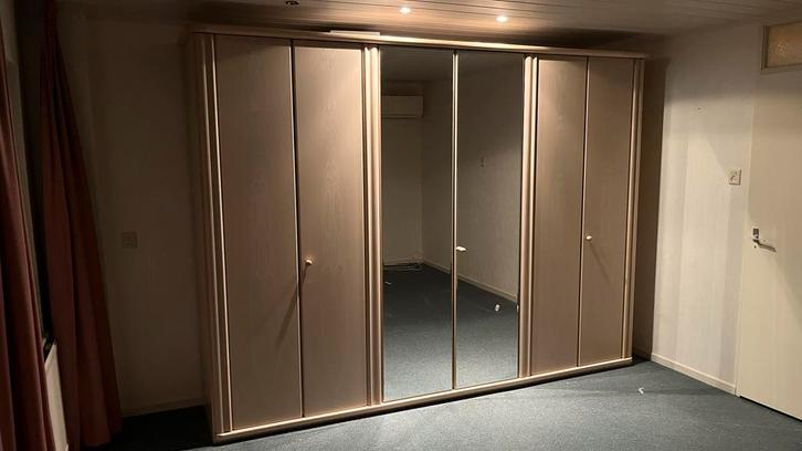 Grote kledingkast met spiegeldeuren, Huis en Inrichting, Kasten | Kledingkasten, Zo goed als nieuw, 200 cm of meer, 50 tot 75 cm
