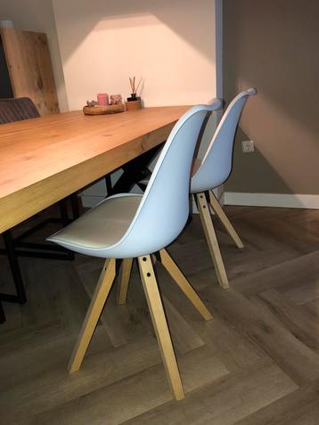 Set van 4x witte eettafel stoelen. Houten poten. beschikbaar voor biedingen