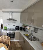 Moderne taupe/zandbeige hoogglans hoekkeuken GEDEMONTEERD, Huis en Inrichting, Keuken | Complete keukens, Overige kleuren, Hoekkeuken